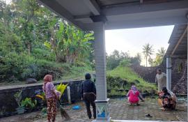 KEGIATAN RUTIN JUMAT BERSIH WARGA PADUKUHAN BATUR